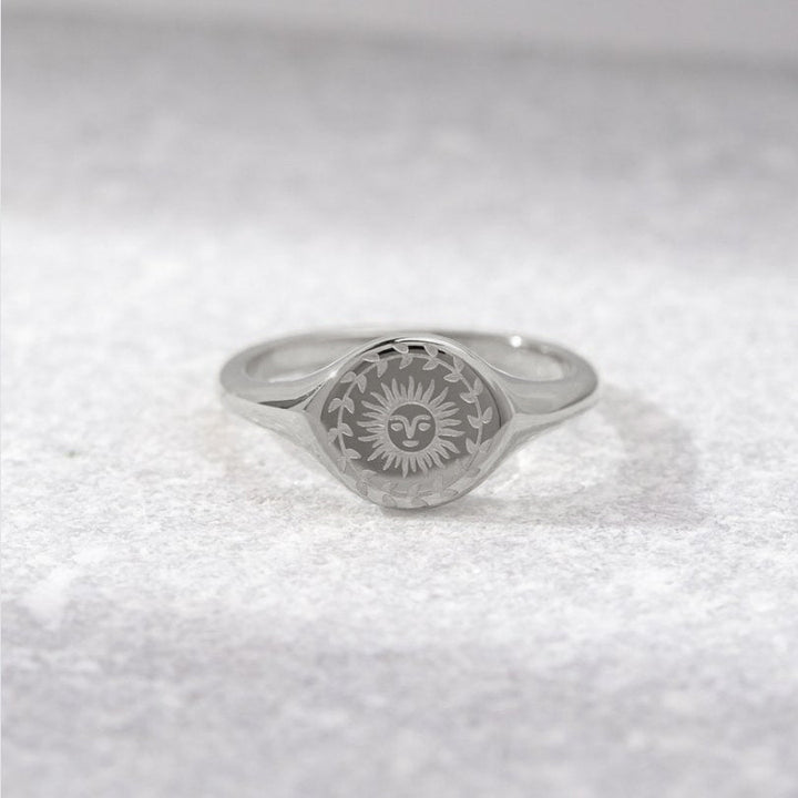 Rosa – Anello in argento con accento floreale