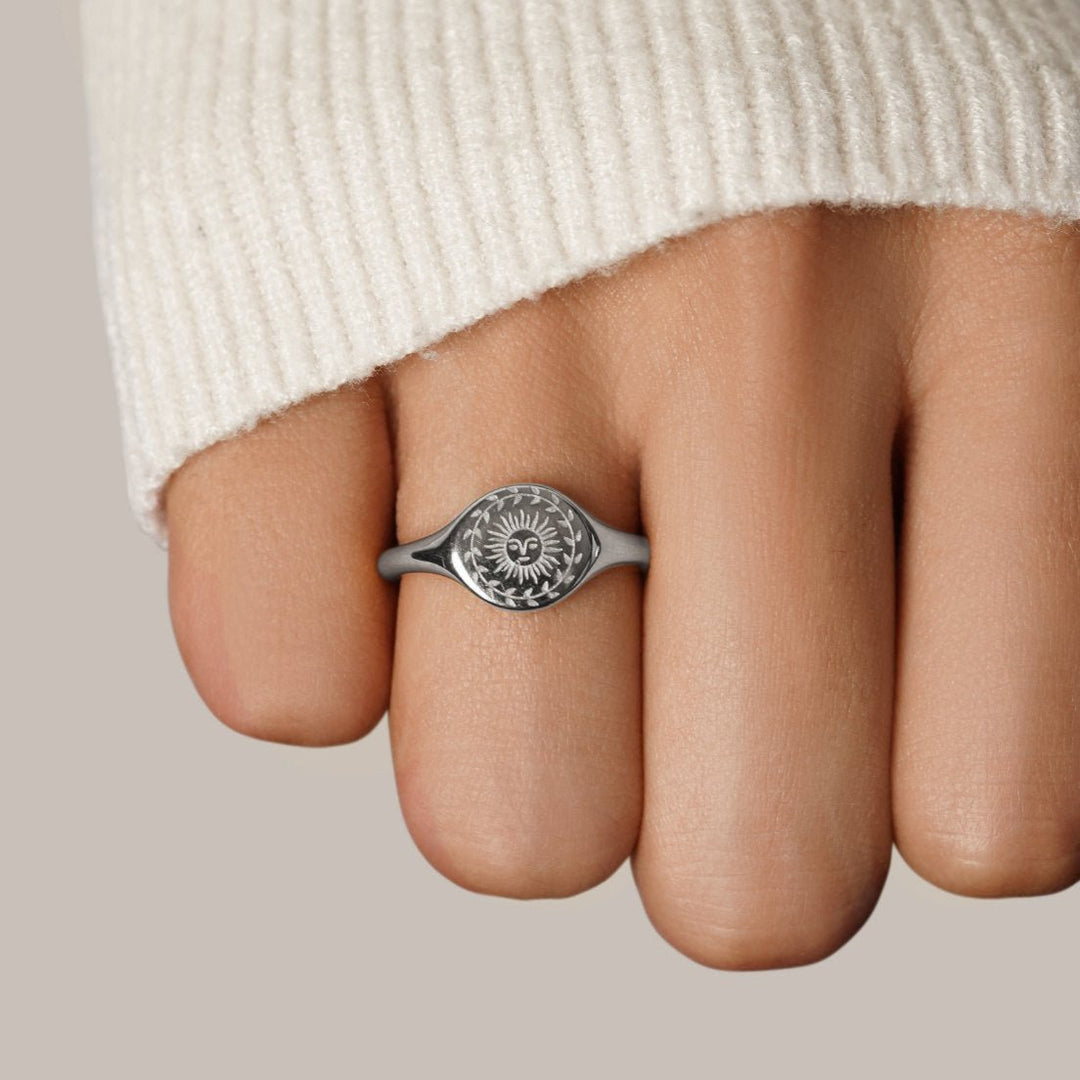 Rosa – Anello in argento con accento floreale