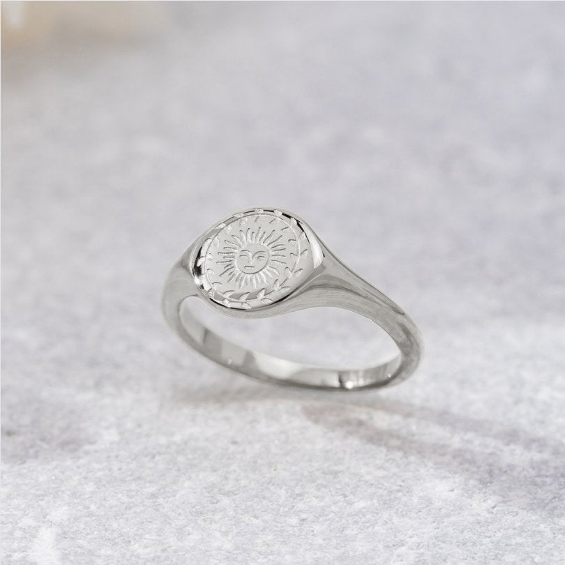 Rosa – Anello in argento con accento floreale