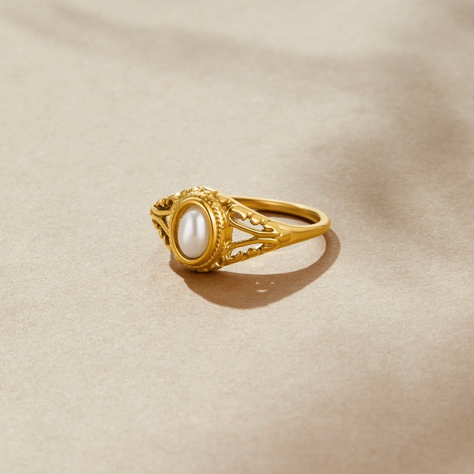 Nora – Anello dorato statement con linea curva