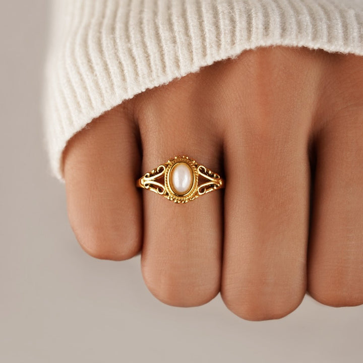 Nora – Anello dorato statement con linea curva