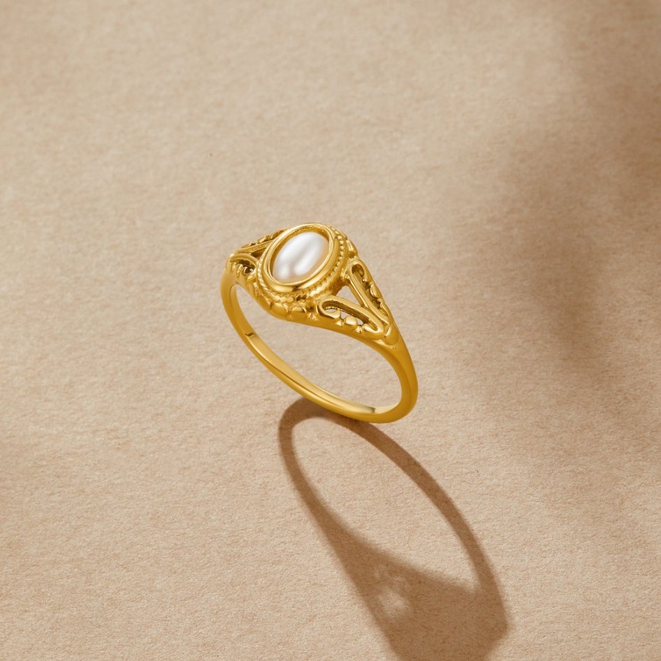 Nora – Anello dorato statement con linea curva