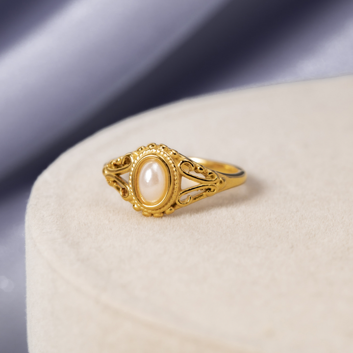 Nora – Anello dorato statement con linea curva