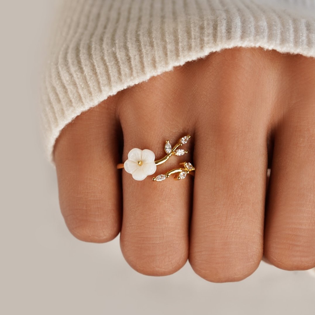 Miriam – Anello in oro con decorazione floreale bianca