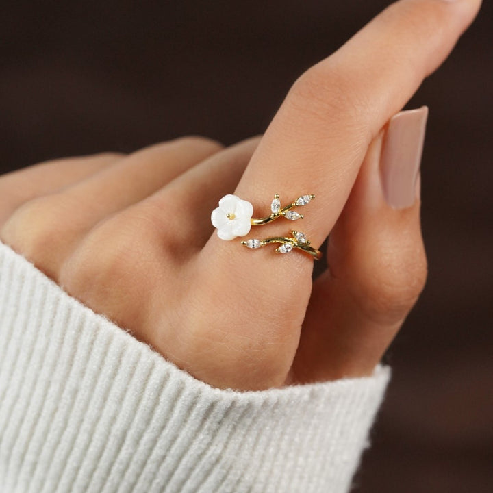 Miriam – Anello di fidanzamento con decorazione floreale bianca.