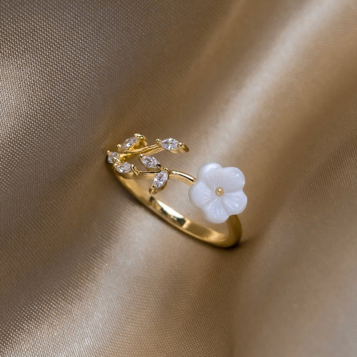 Miriam – Anello di fidanzamento con decorazione floreale bianca.