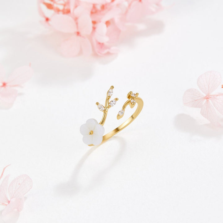 Miriam – Anello di fidanzamento con decorazione floreale bianca.