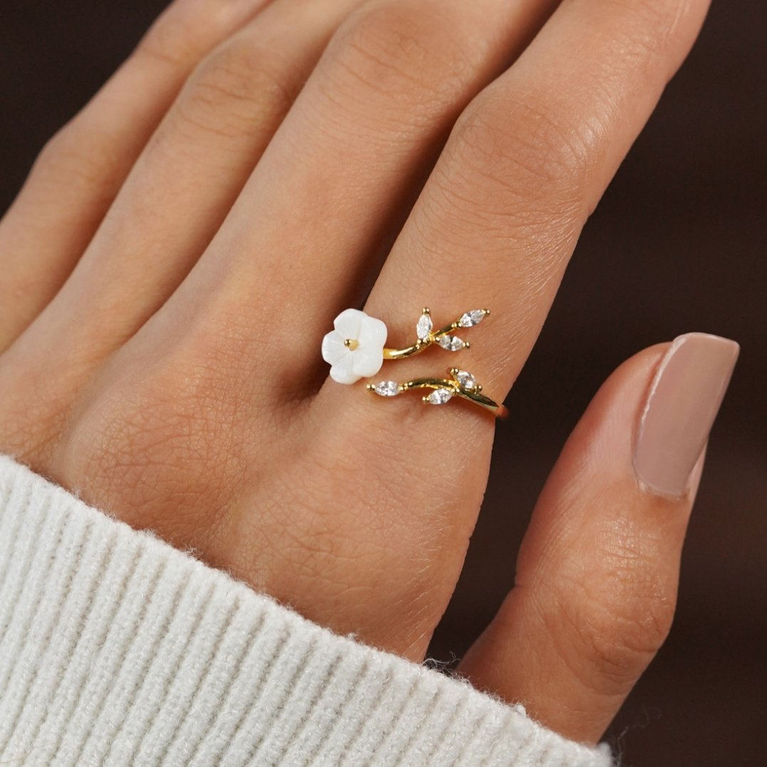 Miriam – Anello di fidanzamento con decorazione floreale bianca.